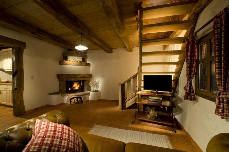 Domacija Seruga Countryside Hotel ノヴォ メスト エクステリア 写真