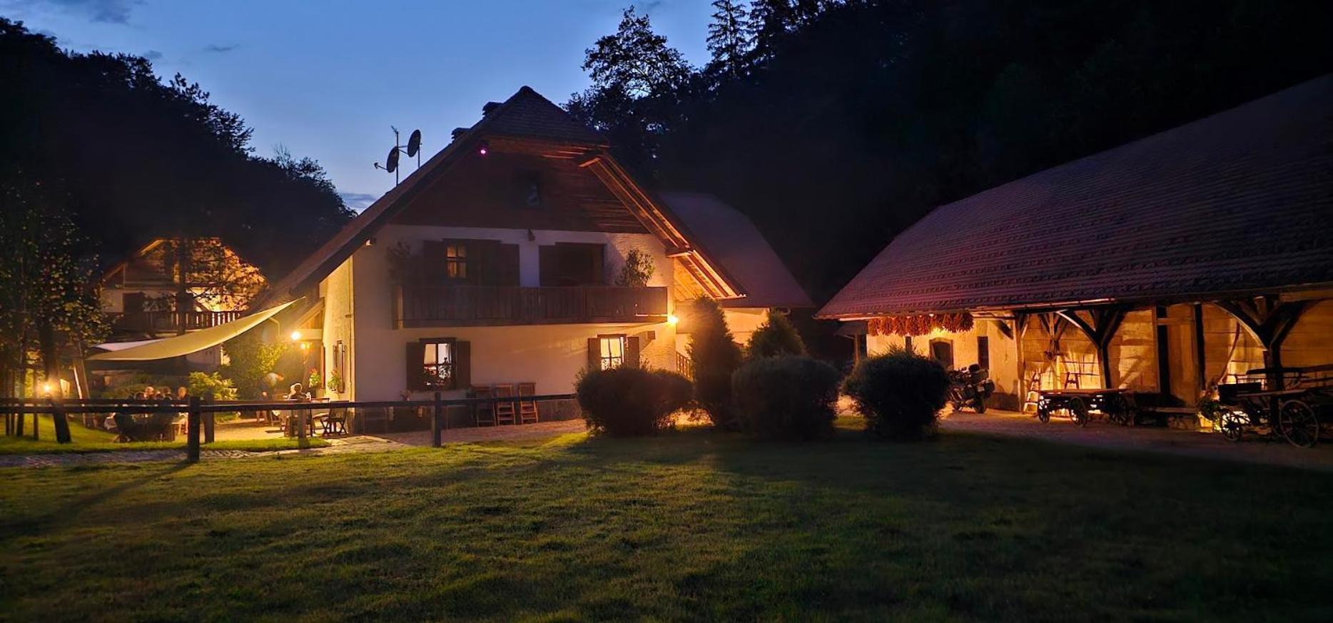 Domacija Seruga Countryside Hotel ノヴォ メスト エクステリア 写真