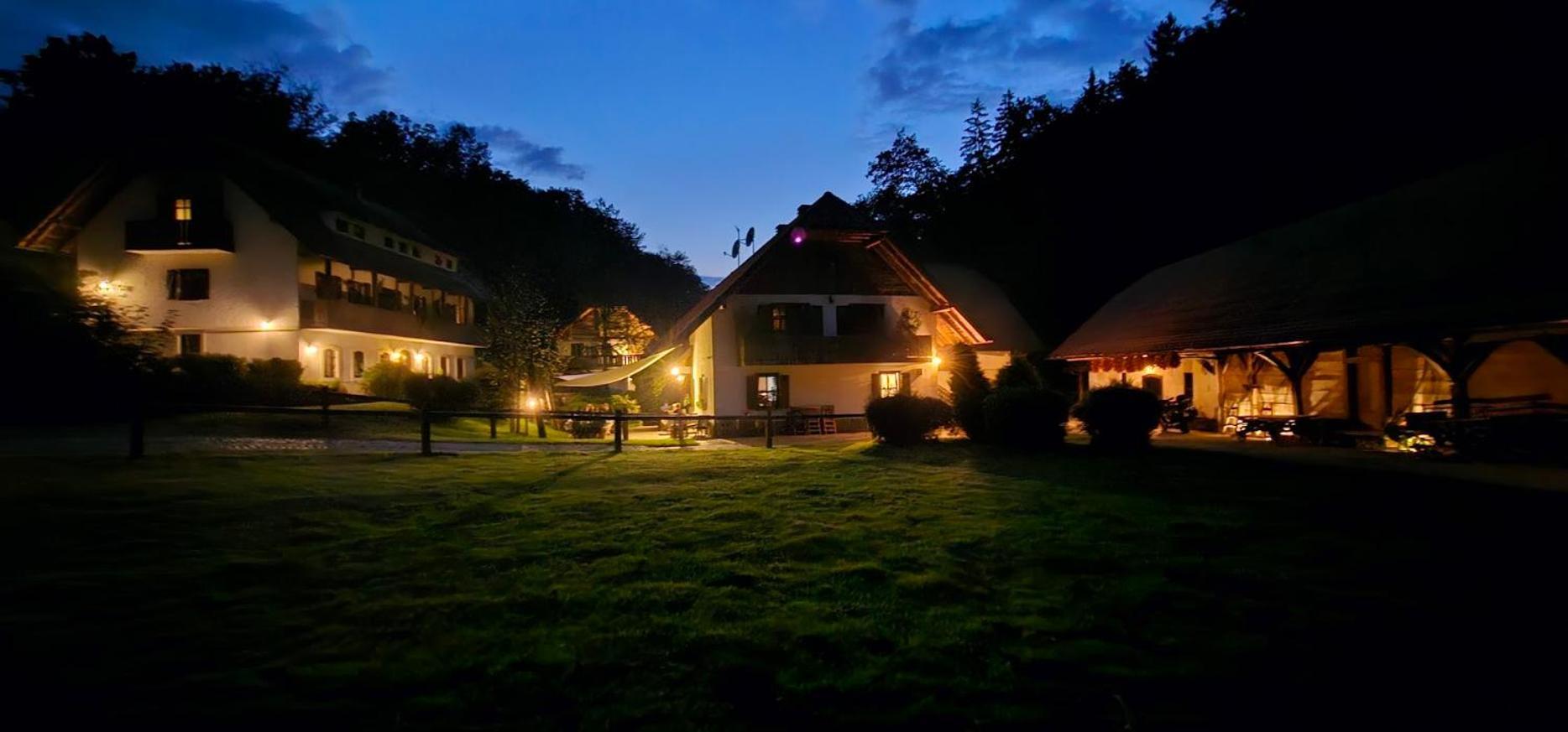 Domacija Seruga Countryside Hotel ノヴォ メスト エクステリア 写真